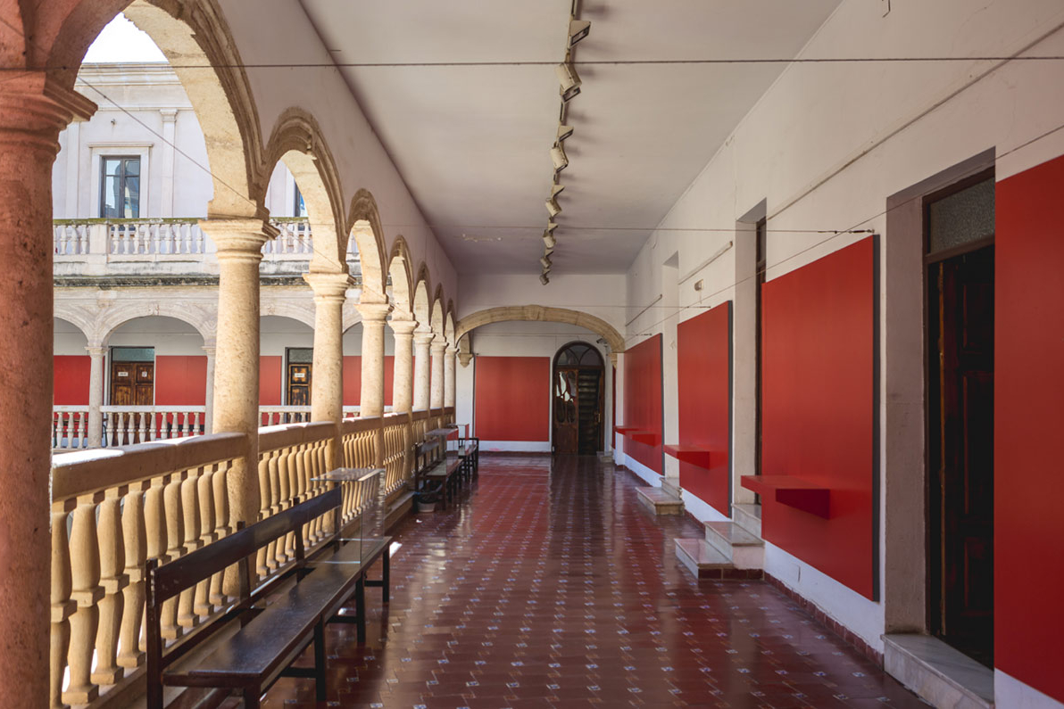 Pasillo interior Escuela de Arte de Almería